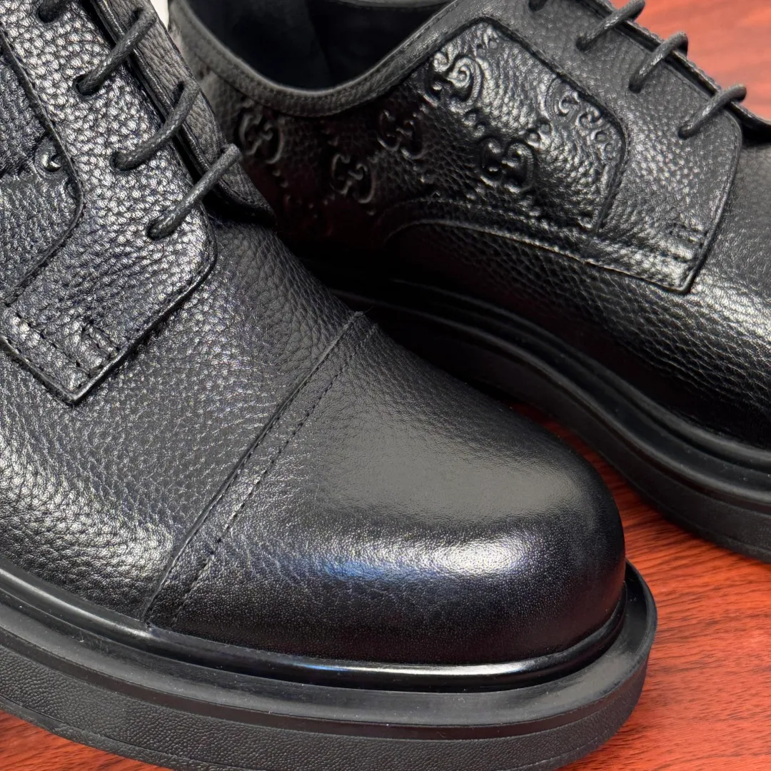 Batch 780 Gucci/Gucci new men's lace-up shoes with GG details, matte cow leather derby shoes! The design of this men's lace-up shoe is rooted in the brand's heritage. Crafted from premium waxed cow leather, it is embellished with GG printed embossed suede leather details, a nod to Gucci's iconic monogram. The rubber sole decorated with GG pattern adds a touch of modern fashion to this design. Typical three-joint style design. European and American classic version, full calfskin lining. The overall upper texture is soft and the lining is comfortable and breathable. 2CM thickened soft rubber sole, easy to control. Versatile and stylish upper foot, multiple colors available to meet different matching needs, complete package! Size: 39-40-41-42-43-44 leather shoe size (can be customized to 38.45.46) Item number: 7826Z cowhide pebbled pattern